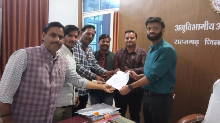 पत्रकार पर हुई FRI आक्रोशित राहतगढ़ के पत्रकारों ने एसडीएम को सौपा ज्ञापत