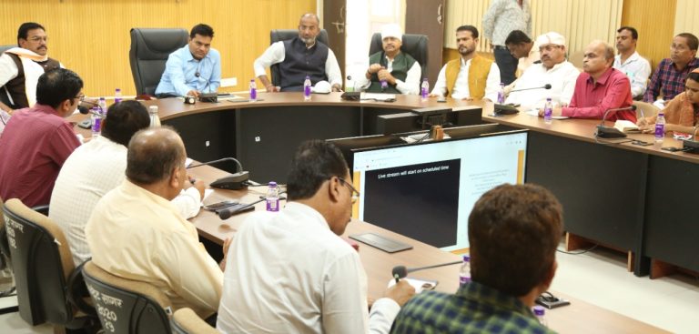 गौवंश सुरक्षित करने गौ अभ्यारण होगा तैयार, जिला खनिज प्रतिष्ठान की बैठक आयोजित