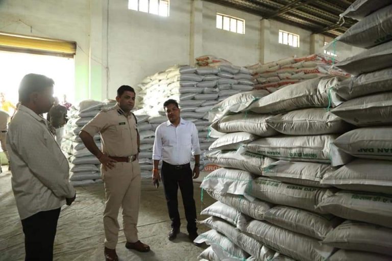 खाद की किल्लत! लंबी लंबी लाइन लगी, कलेक्टर एसपी ने किया केंद्र का निरीक्षण