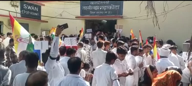 सागर के गढ़ाकोटा में आज दुकानें बंद रख कर व्यापारियों ने मौन जुलूस निकालकर विरोध प्रदर्शन किया