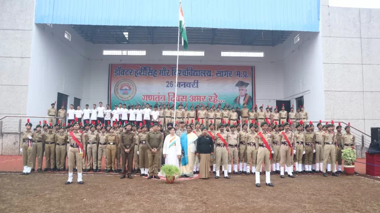 संवेदनशील मनुष्य एवं सचेत नागरिक बनना ही सबसे बड़ी देश-भक्ति है- कुलपति