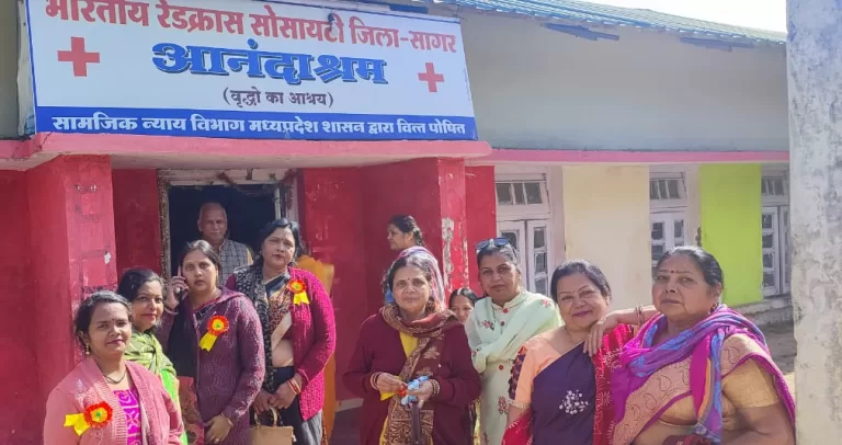 मकर संक्रांति के पर्व पर अखिल भारतीय ओमर वैश्य महिला मंडल द्वारा वृद्धाश्रम में दान किया गया