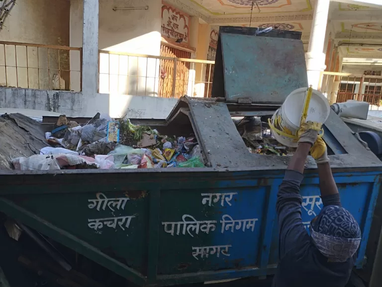 SAGAR: स्वच्छ सर्वेक्षण 2023 की हवा निकलती दिखाई दे रही हैं शहर में सूखे गीले कचरे को एक साथ कचरा गाड़ी में उड़ेल दिया जाता हैं