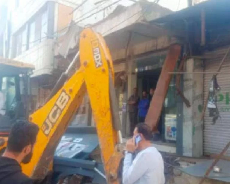 SAGAR: निगम का अतिक्रमण दस्ता पहुँचा दुकान धराशाई करने, नोटिस पर गफलत