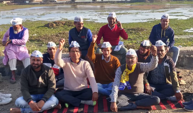 MP: आम आदमी पार्टी ने लाखा बंजारा झील में किया सत्याग्रह