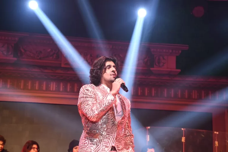 सोनू निगम के लाइव कांसर्ट पर झूमे उठा खुरई का किला मैदान