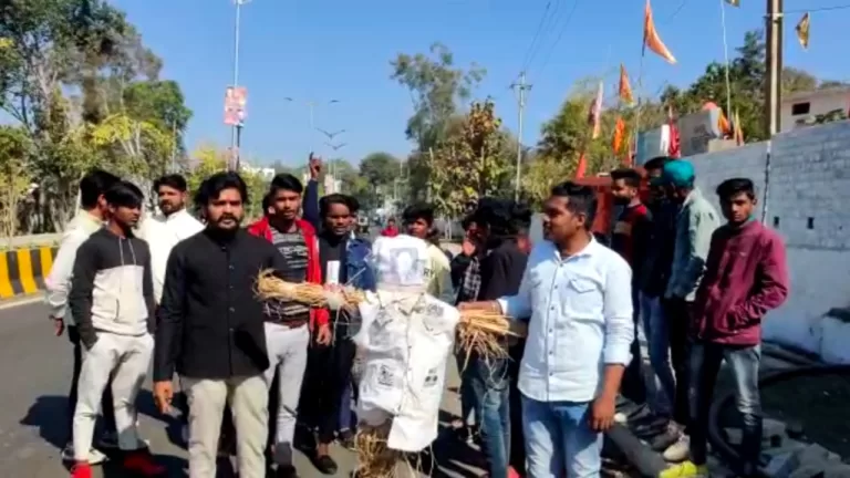 MP: उच्च शिक्षा विभाग के अति. संचालक पर महिला शिक्षिकाओं से अभद्रता करने के मामलें ने पकड़ा तूल,आज पुतला जला