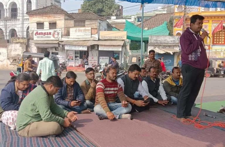 बिजली कर्मचारी हड़ताल पर गए, दफ्तर के मुख्य गेट पर ताला लटका देख उपभोक्ता परेशान होते रहे