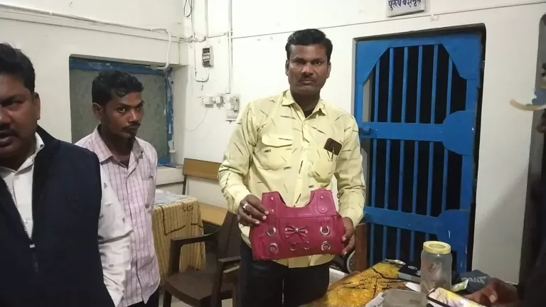 जब बस में मिला लेडीज बैग, हेल्पर ने दिखाई इस तरह ईमानदारी