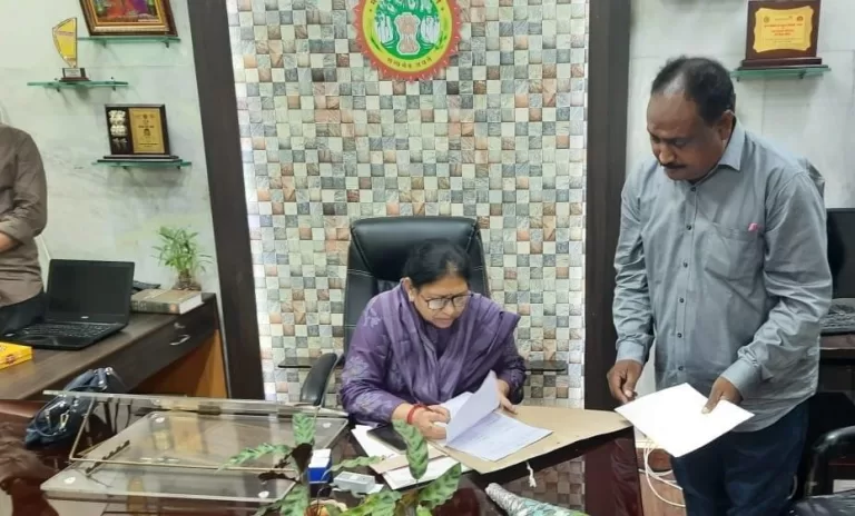 सागर में 17 हजार कोरोना के टीके उपलब्ध पर लगवाने वाले कम क्यों ?