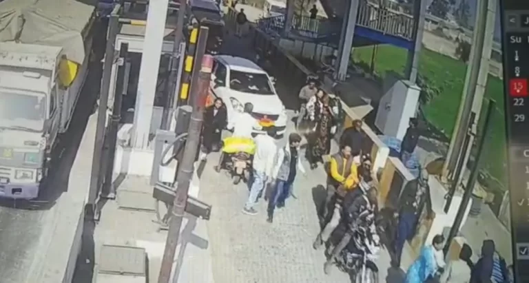 mp: रायसेन-ओबैदुल्लागंज टोल प्लाजा पर दो पक्षों में हुआ खूनी संघर्ष, घटना का वीडियो वायरल