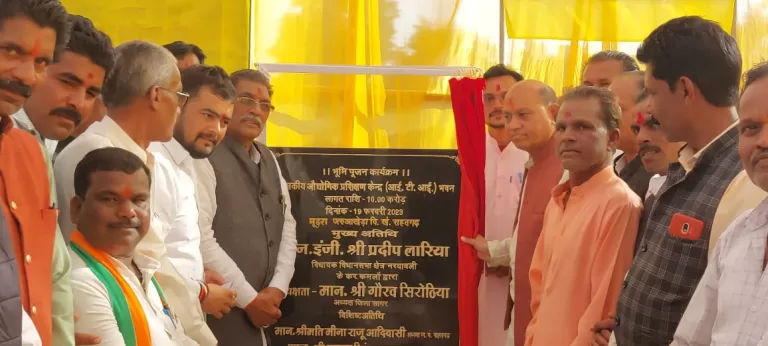 नरयावली विस क्षेत्र में पुराना एनएच 26, गढ़पहरा सड़क एवं सामुदायिक भवन  का भूमिपूजन