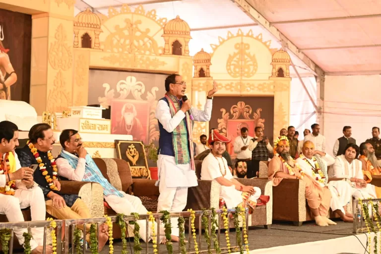 बागेश्वर धाम के सामूहिक कन्या विवाह में संतों के समागम में पहुंचे मुख्यमंत्री शिवराज सिंह चौहान