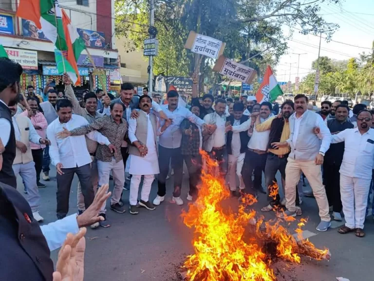 शहर काँग्रेस ने गौतम अडानी का पुतला फूंका, जमकर की नारेबाजी