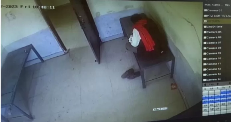 टोल प्लाजा पर कर्मचारी की अचानक मौत, खाना खाने बैठा था वीडियो में आया मामला सामने