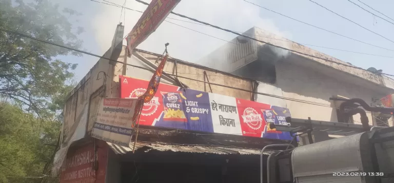 सिविल लाइन चौराहा के पास दुकान में भीषण आग लगी, अंदर रखे थे गैस सिलेंडर