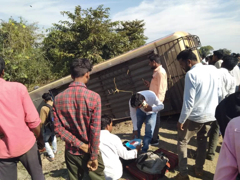 जैसीनगर मार्ग पर पलटी यात्री बस की फिटनेस और परमिट निरस्त, मालिक पर भी कार्यवाई