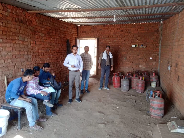 सागर प्रशासन की बड़ी कार्यवाई जारी, 45 घरेलू गैस सिलेंडर सहित रिफिलिंग का सामान जाप्त