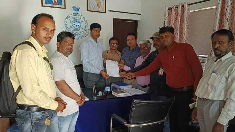 पत्रकार कल्याण परिषद के पत्रकारों ने एसडीओपी को सौंपा ज्ञापन