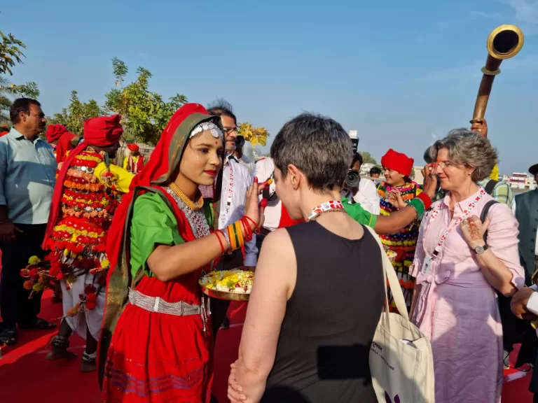 विदेशी मेहमानों ने पश्चिमी मंदिर समूह की स्थापत्य कला को निहारा