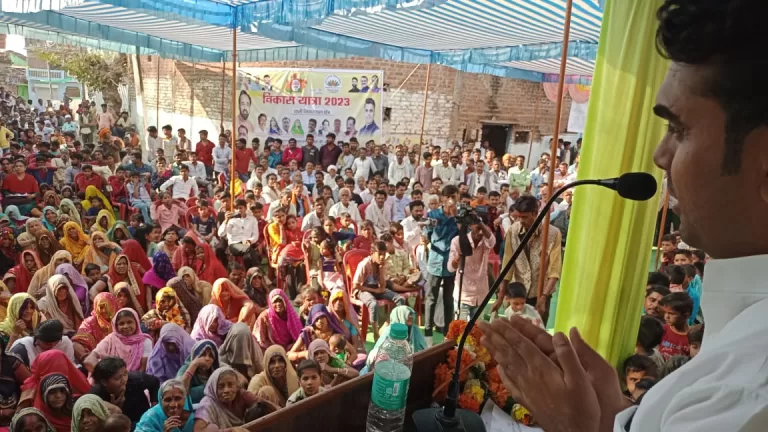 विकास यात्रा रहली: विभिन्न विभागों के लगे स्टॉल से जानकारी ले रहे हितग्राही