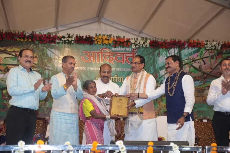 मुख्यमंत्री श्री चौहान ने खजुराहो में मध्यप्रदेश के सांस्कृतिक गांव आदिवर्त का लोकार्पण किया