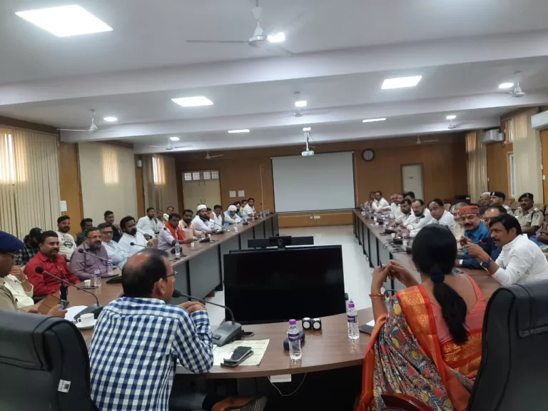 धार्मिक त्यौहार भाईचारे एवं सद्भावना के साथ शांतिपूर्ण रूप से मनाएं- प्रभारी कलेक्टर चंद्रशेखर शुक्ला