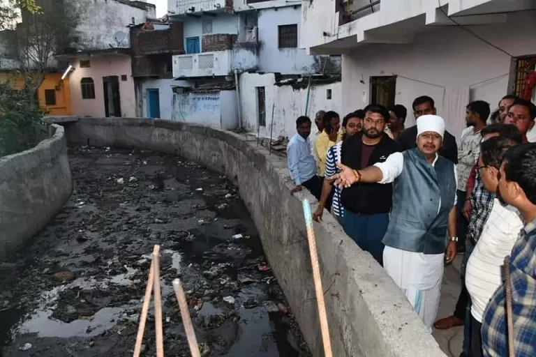 लंबित पड़े नाला निर्माण पर वबाल, रैम्प से दो हिस्सों में बटा वार्ड विधायक पहुँचे मौके पर