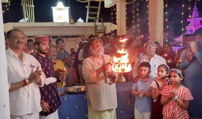 गुरु दीक्षा के साथ हुई महाआरती, देवराहा बाबा मंदिर का हुआ नामकरण, यजमान दुबे परिवार ने आभार माना