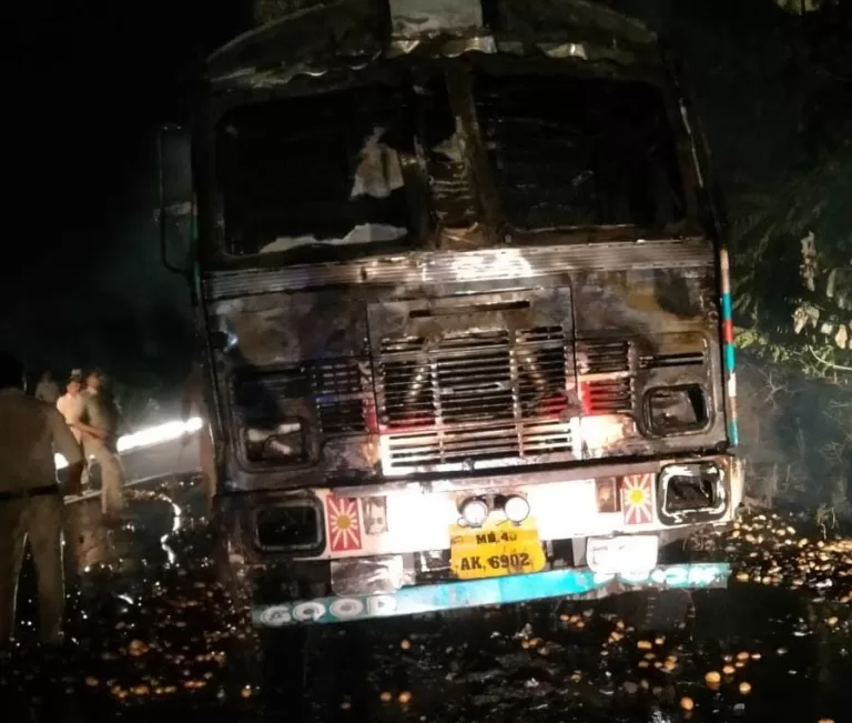 ट्रक से हादसा, लोगो ने ट्रक को आग के हवाले किया, मौके पर भारी पुलिस बल