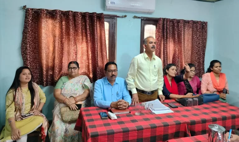 परियोजना अधिकारी एवं पर्यवेक्षक लॉगइन आईडी समर्पित कर सभी व्हाट्सएप ग्रुप से लेफ्ट हो गए