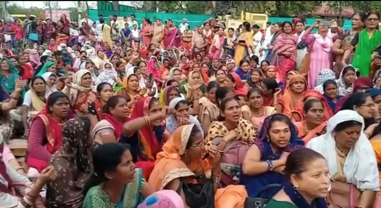 हड़ताल के चौथे दिन रैली निकालकर प्रदर्शन और मुख्यमंत्री के नाम संयुक्त मोर्चा ने सौपा ज्ञापन