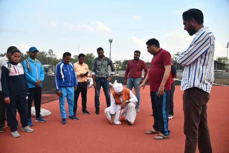 सागर में सिंथेटिक ट्रैक के अंतिम लेयर का कार्य प्रारंभ, विधायक जैन ने किया निरीक्षण