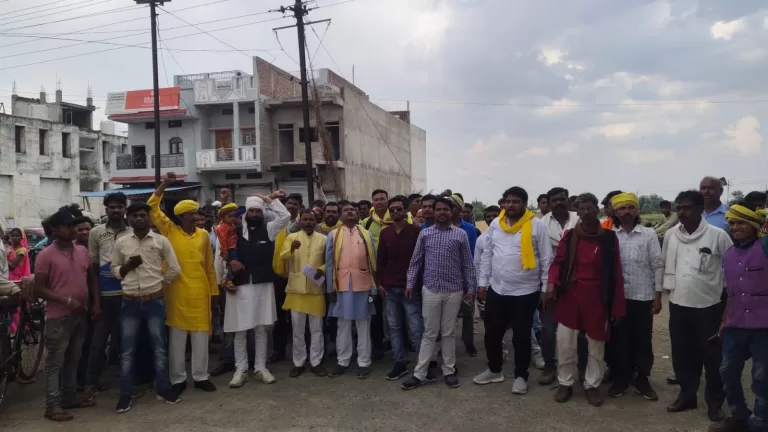 इंदौर के महु में हुई घटना के विरोध में आदिवासी समुदाय ने सौपा न्याय के लिए ज्ञापन