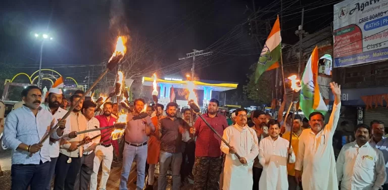 राहुल गांधी की संसद से सदस्यता रद्द पर काँग्रेस का मशाल जुलूस