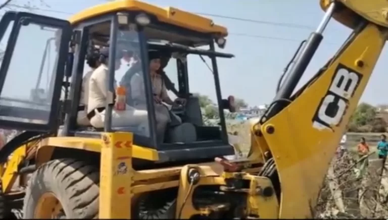जब महिला पुलिस कर्मचारियों ने बलात्कार के आरोपी के घर पर बुलडोजर चलाया