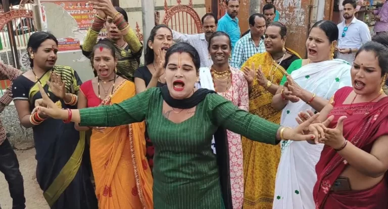 असली नकली किन्नर विवाद, सड़क पर किरण बुआ और शिष्यों का प्रदर्शन