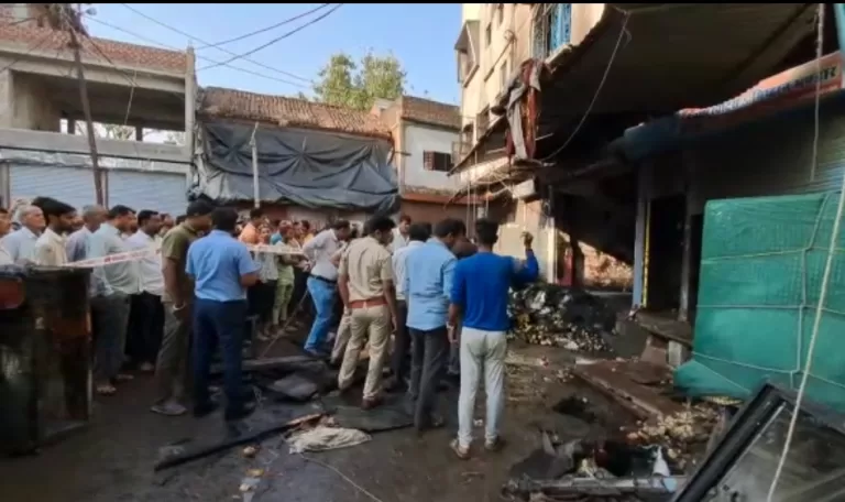 मकान में लगी भीषण आग, दो लोगो की जलकर मौत