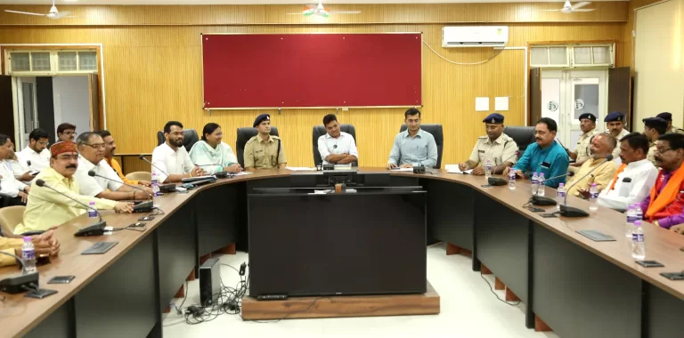 जिला शांति समिति की बैठक: धार्मिक त्यौहार भाईचारे एवं सद्भावना के साथ शांतिपूर्ण रूप से मनाएं- प्रशासन