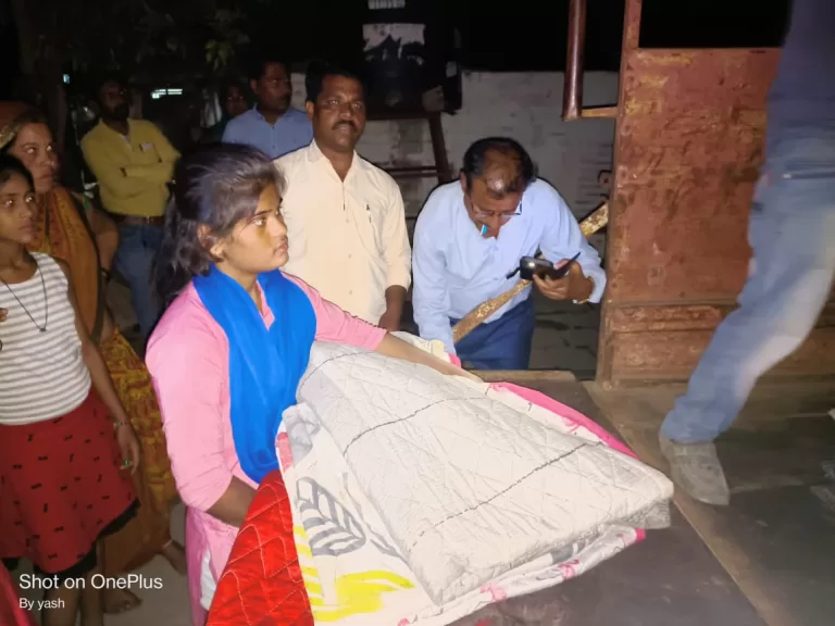 आग से प्रभावित लोगों को सहायता, बिस्तर खाने का सामान आदि वितरण