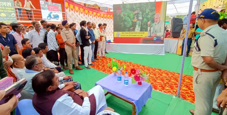 मंत्री,जनप्रतिनिधियों के साथ जिले वासियों ने सुनी पीएम मोदी की मन की बात