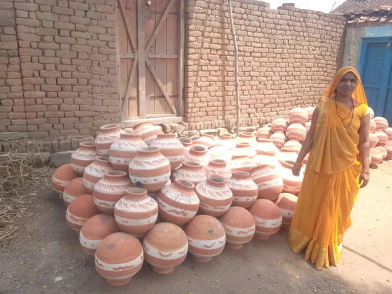 मध्यप्रदेश का यह गांव जहां बसतें है देशी फ्रिज के शिल्पी