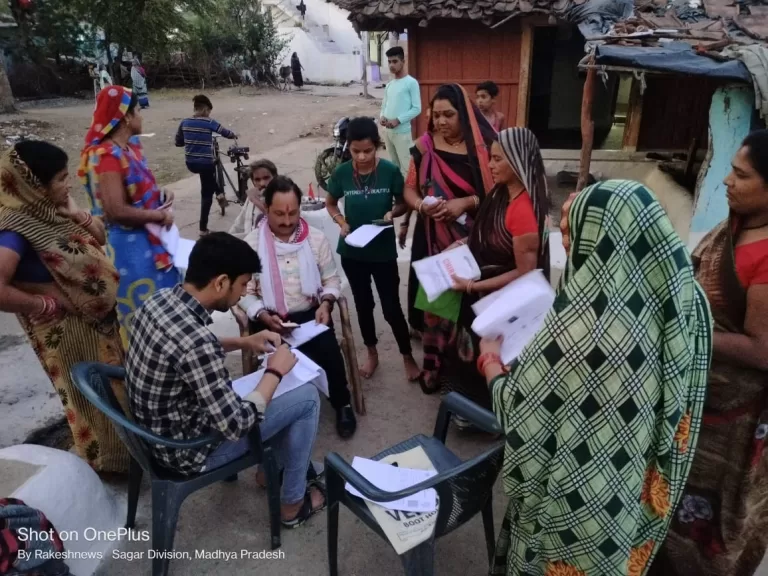 यहाँ घर-घर जाकर भराये जा रहे लाडली बहना योजना के आवेदन