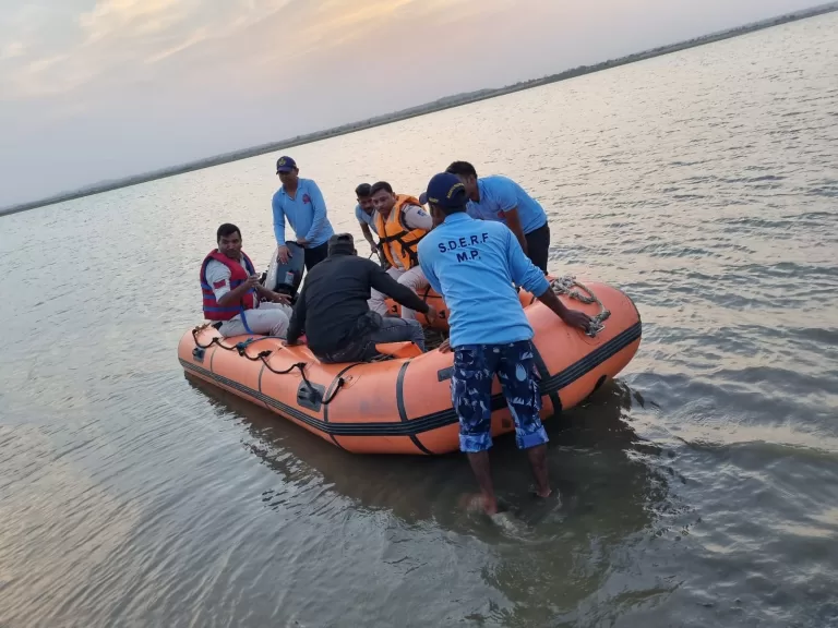 लगातार दूसरे दिन भी रेस्कयू टीम को नही मिला राजघाट में डूबा युवक, रात में सर्च लाइट लगाई गई