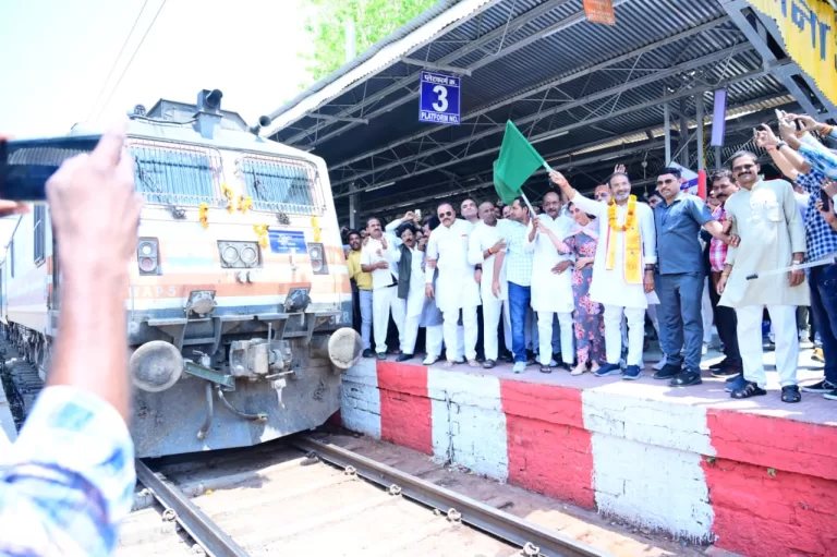 सफलता शीघ्र नहीं मिलती उसके लिए लंबा संघर्ष और क्रमबद्ध प्रयास करना पड़ता है- सांसद राजबहादुर सिंह