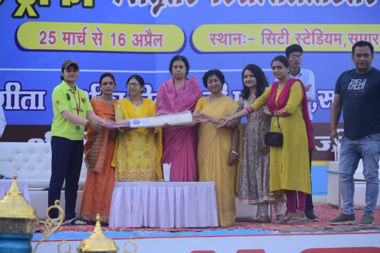 महापौर क्रिकेट ट्रॉफी नाईट टूर्नामेंट: महिलाओं के मुकाबले में ब्लू वॉकर की टीम ने ड्रीम इलेवन को हराया