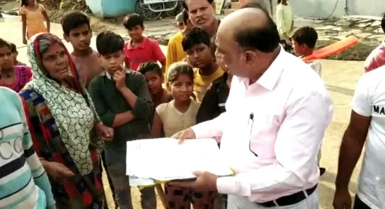 विद्युत कंपनी के अधिकारियों और वृद्ध महिला में तीखी नोकझोंक, छल से दस्तख़त कराएं !