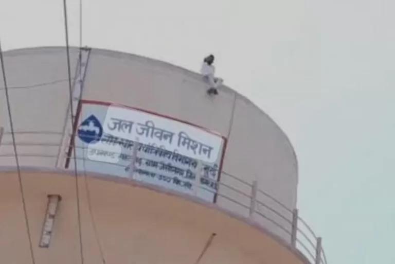 जैसीनगर में हाईवोल्टेज ड्रामा: पानी की टंकी पर चढ़ा नशे में धुत युवक, कूदने की धमकी देता रहा