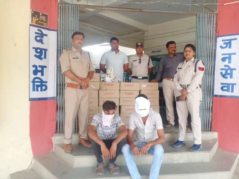 पुलिस ने पकड़ी दो कारो से बड़ी मात्रा में अवैध शराब, पलटी की जा रही थी शराब