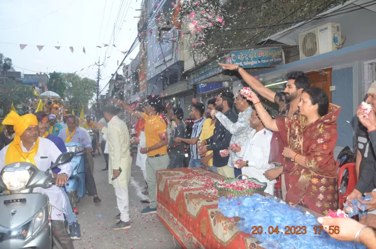 भगवान परशुराम जयंती पर ब्राह्मण समाज की वाहन रैली का महापौर ने पुष्प वर्षा कर किया स्वागत